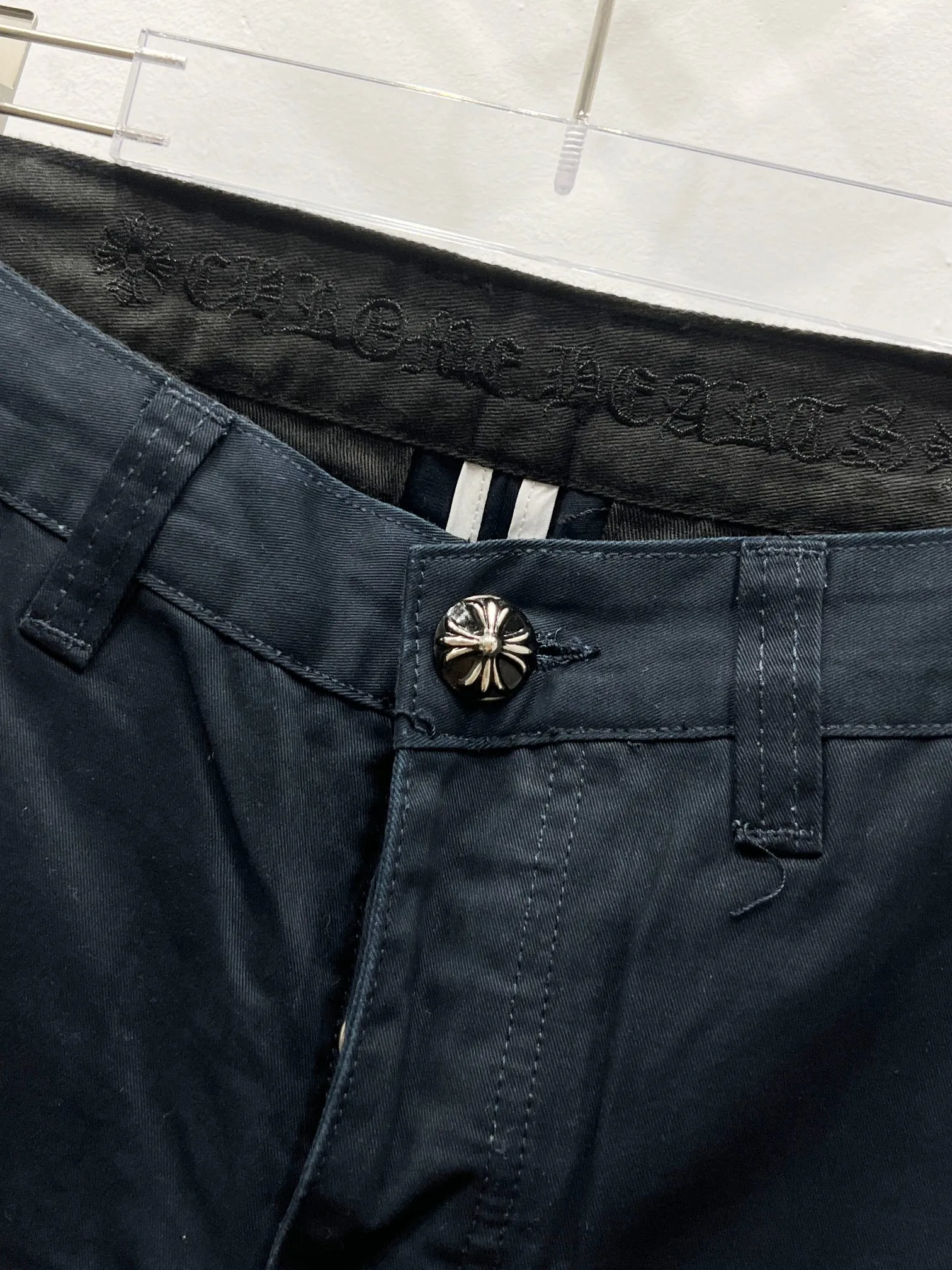 P260 Style No.: (c033) ChromeHearts & ChromeHearts Black Basket Casual Pants Jeans Original hardware accessories washed and other elevators, QR code analysis is from the original factory, high degree of restoration, you are welcome to compare the products~ Three-dimensional version Loose and comfortable, not picky about the figure Make you taller and slimmer Factory Seiko Original quality control Same style for men and women Can be matched with couples Versatile recommendation Necessary jeans for all seasons Hipsters have been disappointed From the quality selection of fabrics, the tailoring of details, and the matching of patterns, everything is impeccable! The upper body is so handsome when worn...it can be easily worn by men, women and children! The craftsmanship is made of heavy-duty washed pure cotton denim fabric. After washing, it is soft and thick. It is very stylish when worn on the body. Size: 28, 30, 32, 34, 36 (S-XXL) Color: Navy Blue